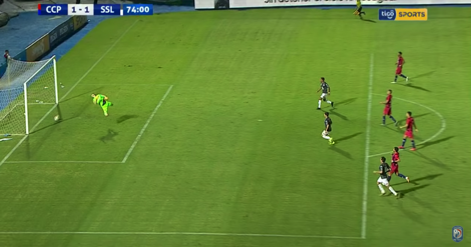 En las im&aacute;genes se ve que la pelota no est&aacute; ni cerca de la l&iacute;nea de meta. (Captura Video)