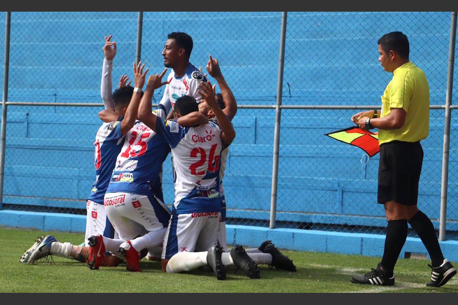 Los jugadores de Suchitepéquez festejan la anotación de Edwin "El Venado" Villatoro. (Foto: Cortesía)