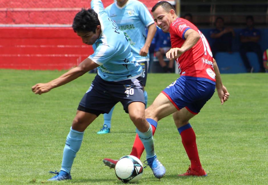 Marlon Renato Sequén y Marco Pablo Pappa disputan el balón. (Foto: Xelajú MC)