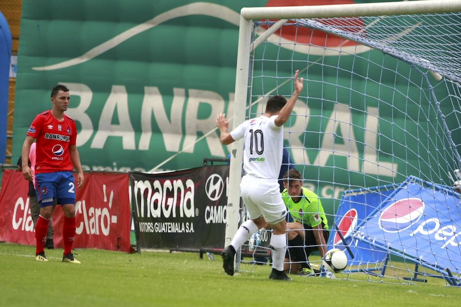 Nicholas Hagen y Manuel López, de Municipal, y Maximiliano Lombardi, de Comunicaciones, observan como el balón cruza la línea de gol. (Foto: Luis Barrios/Soy502)