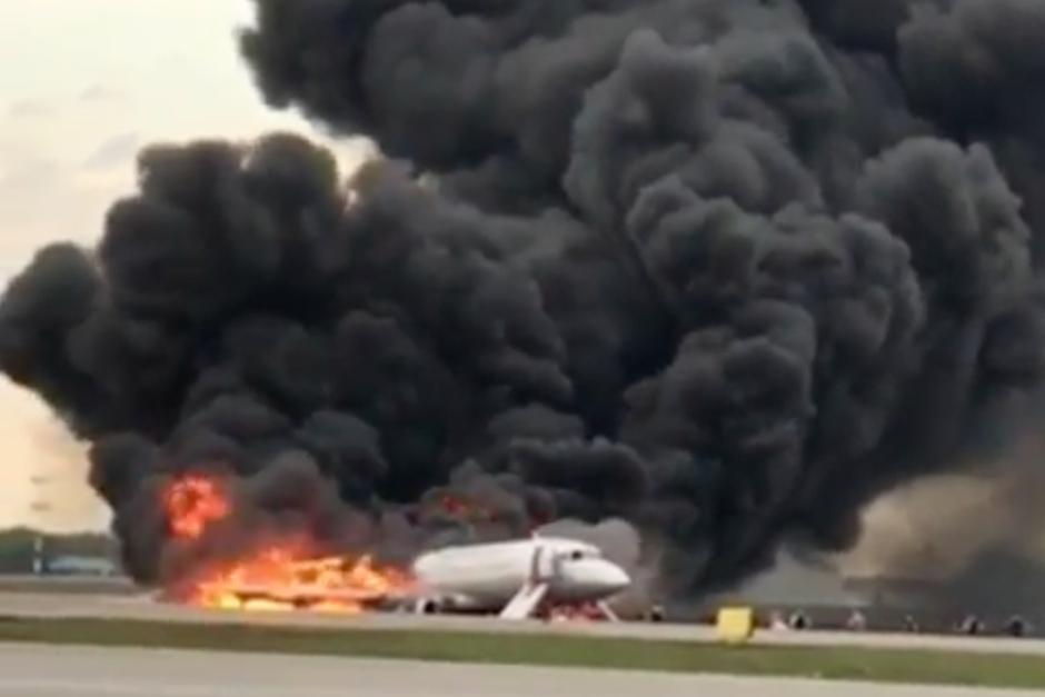 Los pasajeros saltan del avi&oacute;n que est&aacute; prendido en llamas. (Foto: captura de pantalla)&nbsp;