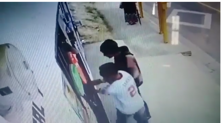Un video capt&oacute; el momento en que dos hombres llegan a una tienda en la colonia Pascual, zona 18, y disparan contra el encargado. (Foto: Captura de pantalla)&nbsp;