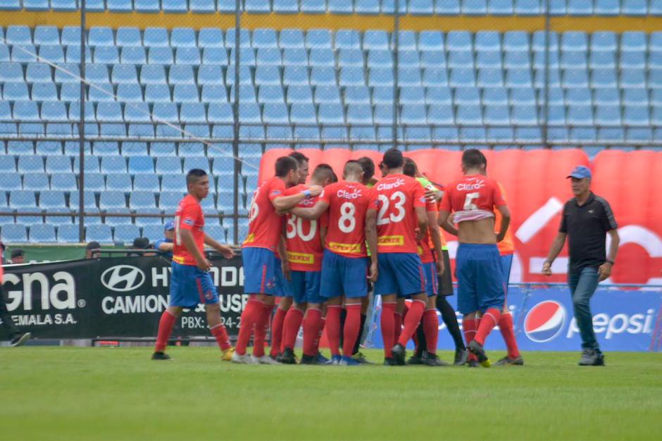 Los jugadores de Municipal se reúnen en la cancha finalizado el primer tiempo del Clásico 306. (Foto: Jesús Alfonso/Soy502)