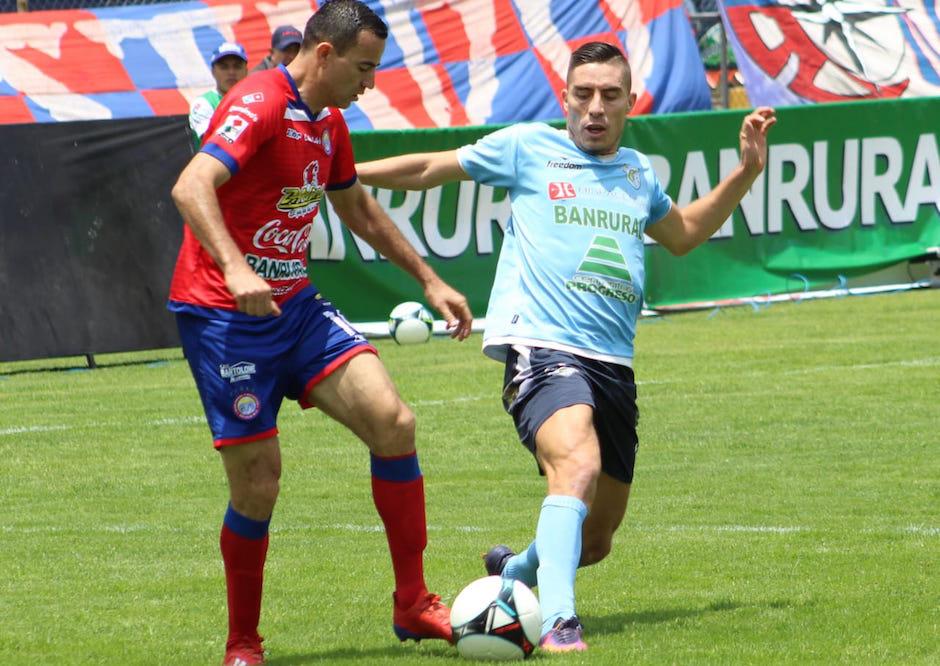 Marco Pablo Pappa y Elías Enoc Vásquez disputan el balón. (Foto: Xelajú MC)