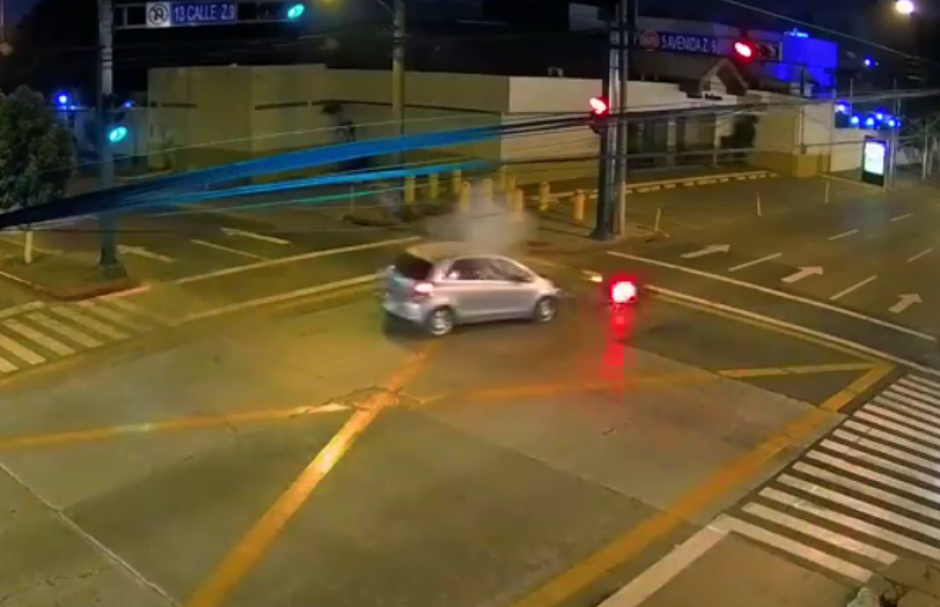Un motorista fue lanzado por los aires en un aparatoso accidente por no respetar las se&ntilde;ales de tr&aacute;nsito. (Foto: captura de pantalla)&nbsp;