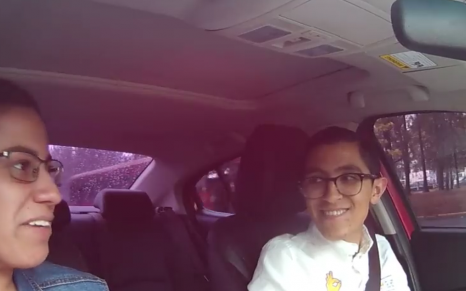 El candidato a diputado conduce su veh&iacute;culo para recaudar fondos. (Foto: captura pantalla)&nbsp;