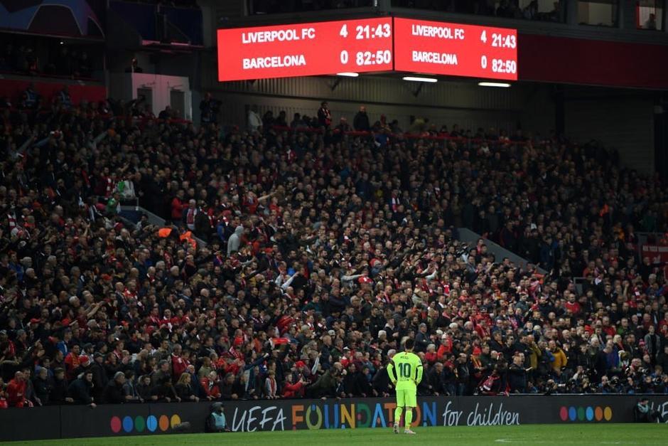 Lionel Messi se hizo "chiquitito" en Anfield. (Foto: AFP)