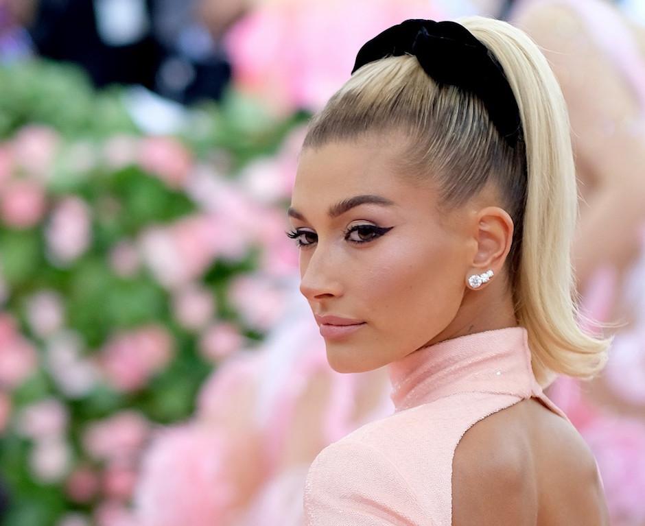 Hailey Bieber luci&oacute; un impresionante 'look' que dej&oacute; a todos sin aliento. (Foto: AFP)&nbsp;