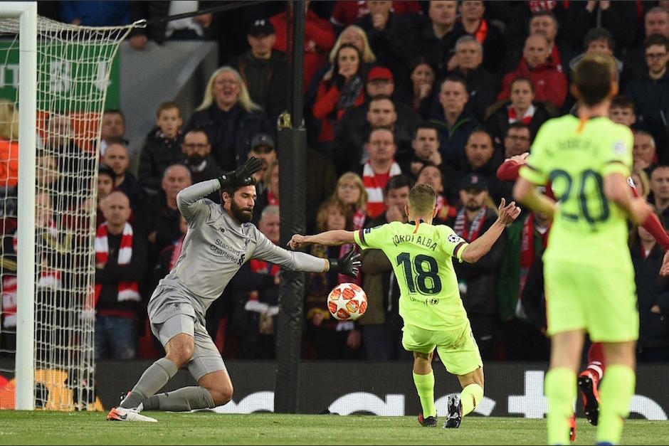 Alisson eliminó dos veces de la Champions al FC Barcelona. (Foto: AFP)