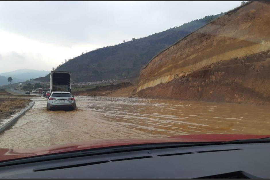 La obra recién fue inaugurada por el Gobierno, pero se inundó. (Foto: Manolo Barillas / Usuario de Twitter)