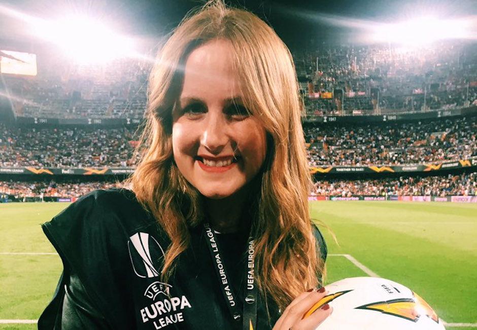 M&oacute;nica Benavent estuvo a nivel de cancha en el partido del Valencia ante el Arsenal. (Foto: Twitter)
