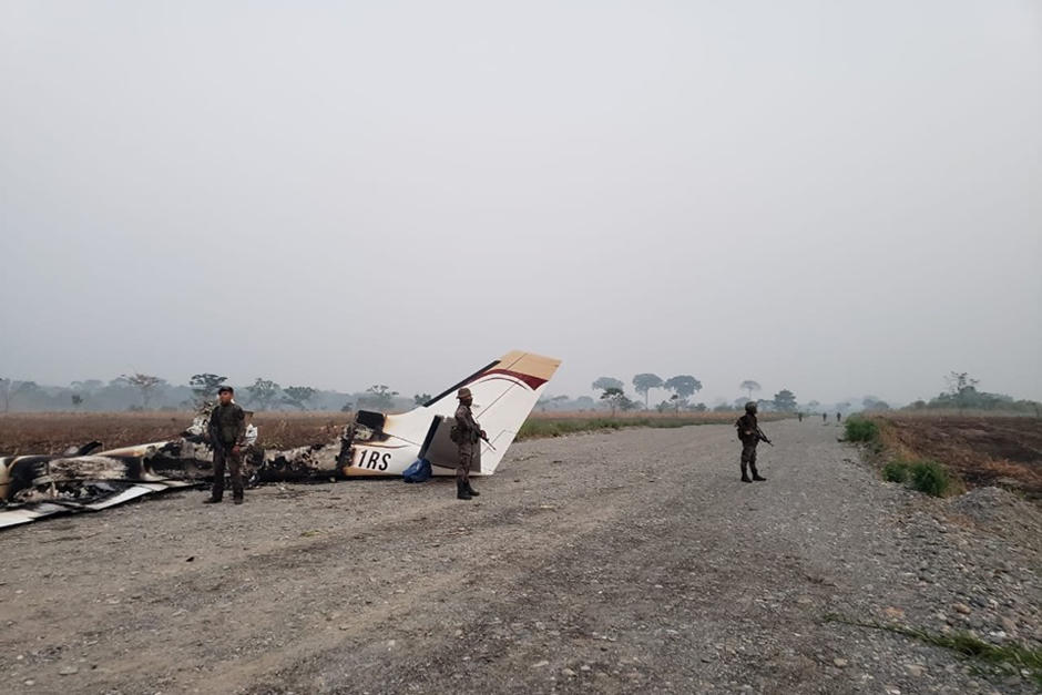 El Ej&eacute;rcito localiz&oacute; una avioneta destruida en Cob&aacute;n, Alta Verapaz, y pobladores impiden el paso para que las autoridades la requisen. (Foto: Ej&eacute;rcito de Guatemala)