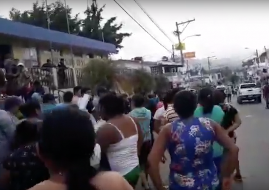 Varias personas se aglomeraron frente a la Subestaci&oacute;n de la PNC para exigir la liberaci&oacute;n del presunto responsable de la desaparici&oacute;n de varias adolescentes de Fraijanes. (Foto: Captura de pantalla)