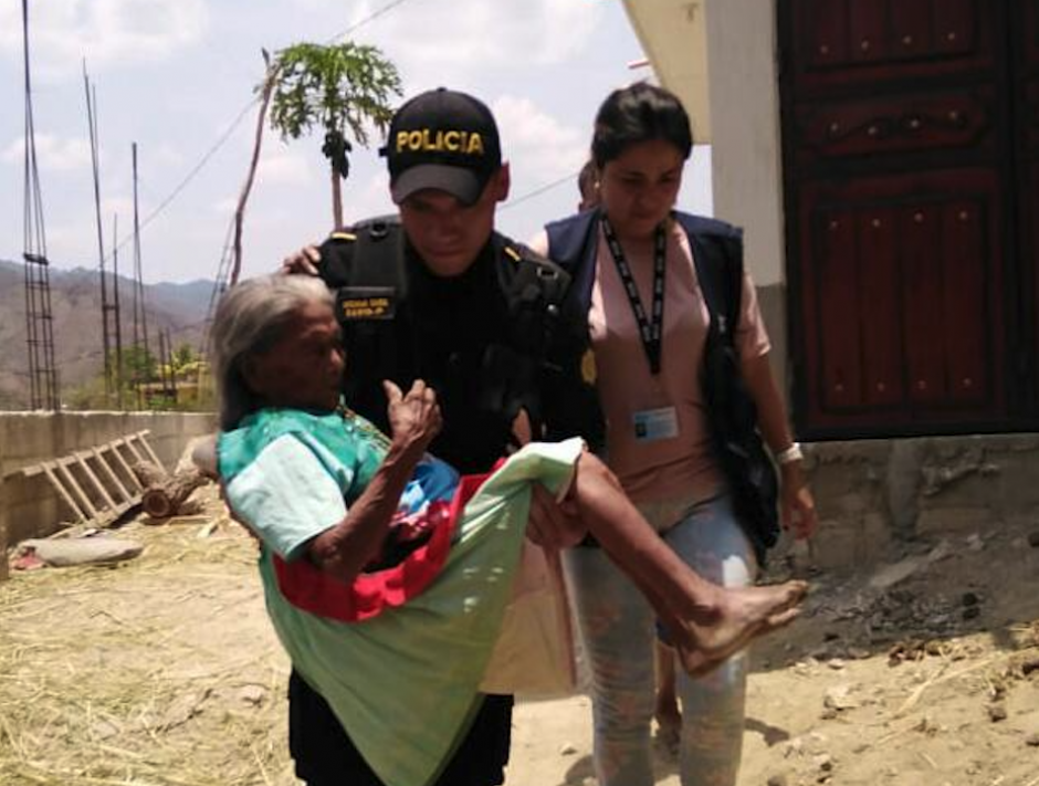 Maximilina Morales, de 99 a&ntilde;os, fue llevada hacia un centro asistencial por agentes de la polic&iacute;a. (Foto: PNC)