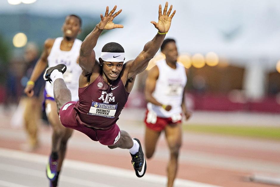 Infinite Tucker se colgó el oro de los SEC lanzándose de "superman" para obtener el triunfo. (Foto: Texas A&amp;M Track and Field)