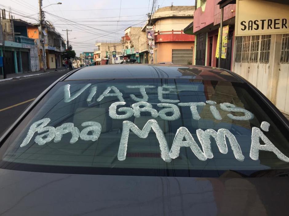 Su mam&aacute; falleci&oacute; el a&ntilde;o pasado, quer&iacute;a celebrarla y encontr&oacute; una forma muy peculiar para hacerlo. (Foto: Cortes&iacute;a)