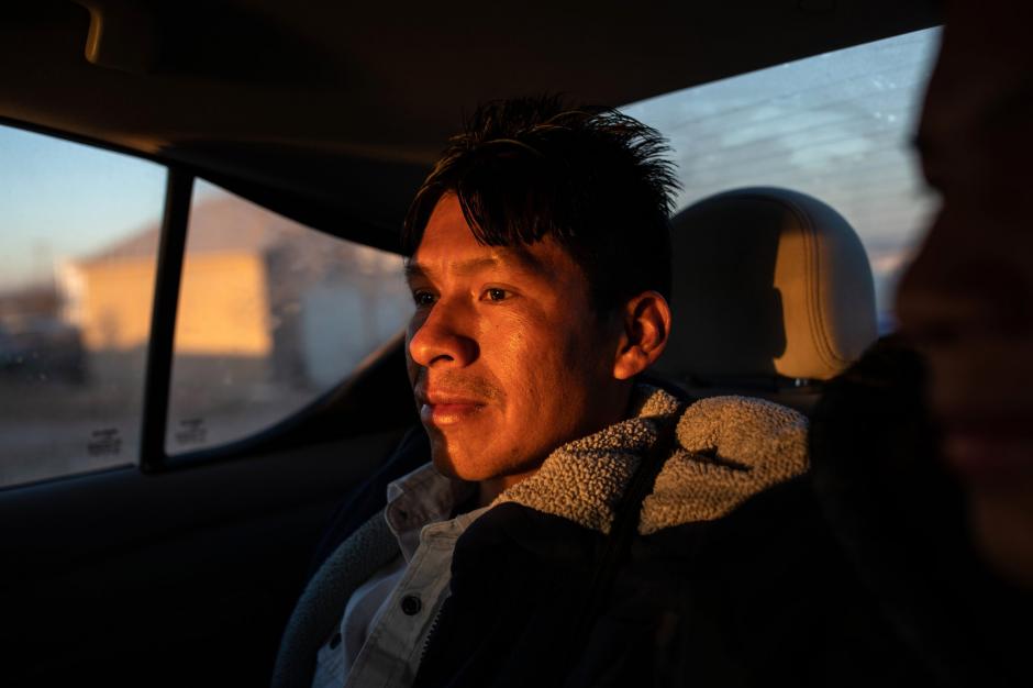 El guatemalteco abandon&oacute; a su familia en busca de un futuro mejor. (Foto: The New York Times)&nbsp;