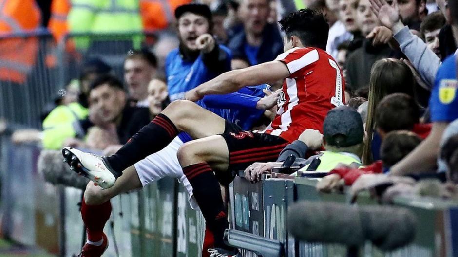 Luke O'Nien fue pateado por la afici&oacute;n rival. (Foto: Twitter)