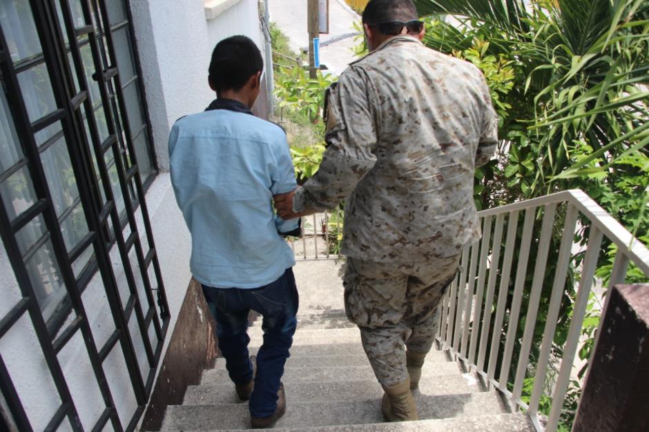 Los agentes identificaron al hombre por las manchas de sangre en la mochila. (Foto: PNC)&nbsp;