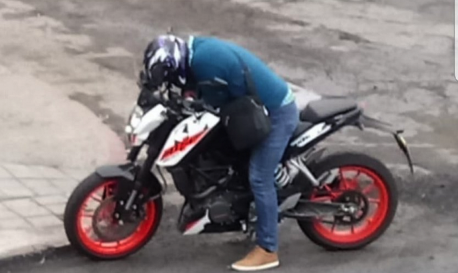 La postura del piloto llam&oacute; la atenci&oacute;n en redes sociales. (Foto: Relatos Noticias Mixco)&nbsp;