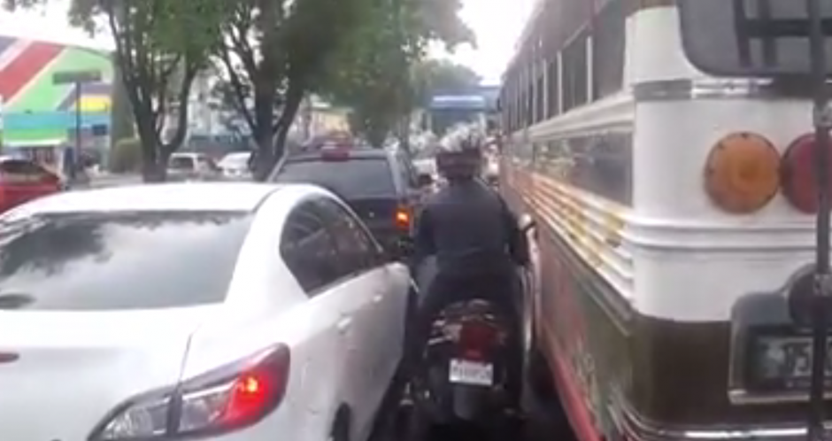 El motorista intenta conducir por un &aacute;rea reducida y rompe un retrovisor. (Foto: captura video)&nbsp;