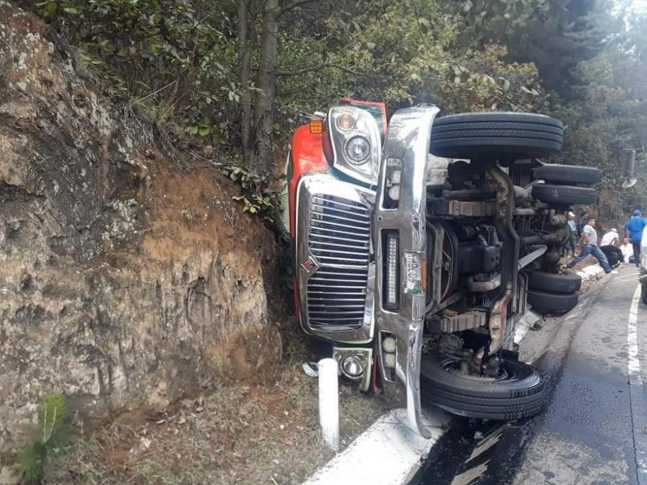 Volc&oacute; y se empotr&oacute; en un pared&oacute;n de tierra. (Foto:Facebook)