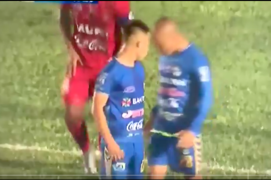 &Aacute;ngel Cabrera y Janderson Pereira se pecharon durante el partido. (Foto: Captura de video)
