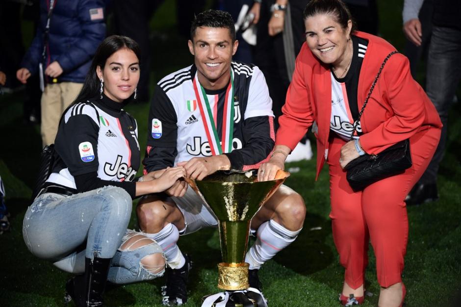 El portugu&eacute;s celebr&oacute; junto a su familia el primer triunfo conseguido con la Juventus. (Foto: AFP)