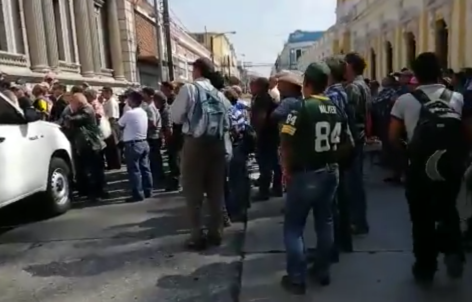 Un grupo se reunió con diputados y funcionarios de gobierno para entablar un diálogo. (Foto: Captura de pantalla)