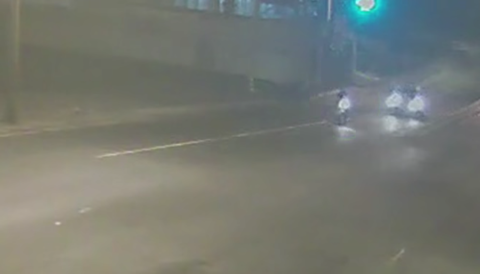 Motorista y su acomp&ntilde;ante sufrieron un terrible accidente al chocar con un veh&iacute;culo por una imprudencia. (Foto: captura de pantalla)&nbsp;