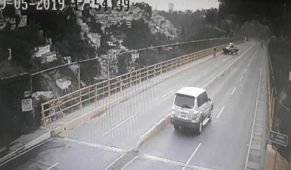 La Polic&iacute;a Nacional Civil (PNC) logr&oacute; detener al sospechoso en el puente La Asunci&oacute;n. (Foto: Amilcar Montejo/PMT)