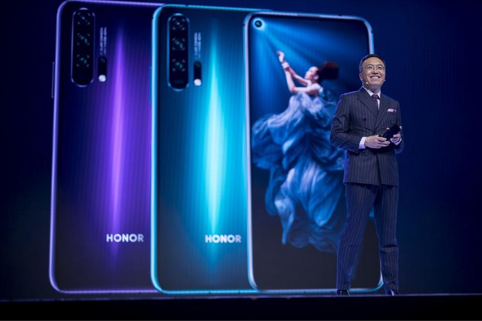 El nuevo dispositivo trae hasta cuatro cámaras con el objetivo de ofrecer una mejor experiencia en fotos y videos. (Foto: AFP)