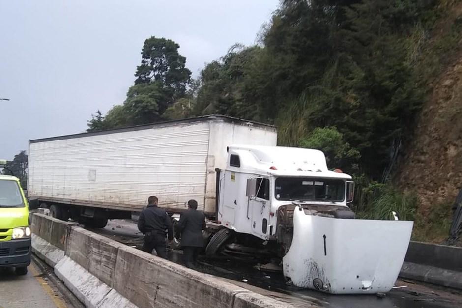 El veh&iacute;culo pesado sufri&oacute; desperfectos mec&aacute;nicos y complica la movilidad en la carretera a El Salvador. (Foto: Bomberos Municipales)