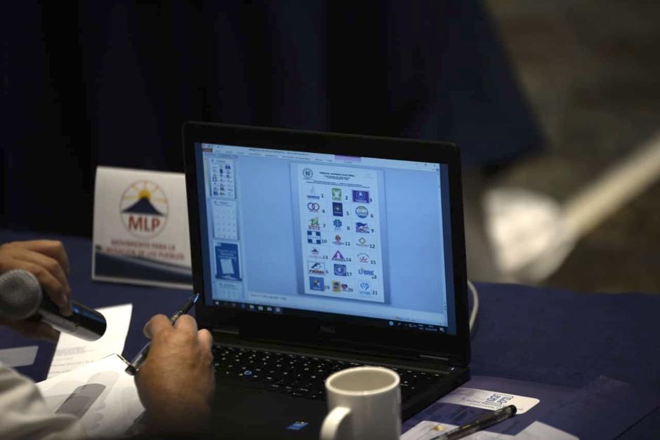 Los fiscales de las agrupaciones políticas eligieron el orden en que aparecerán en las boletas de votación. (Foto: Wilder López/Soy502)