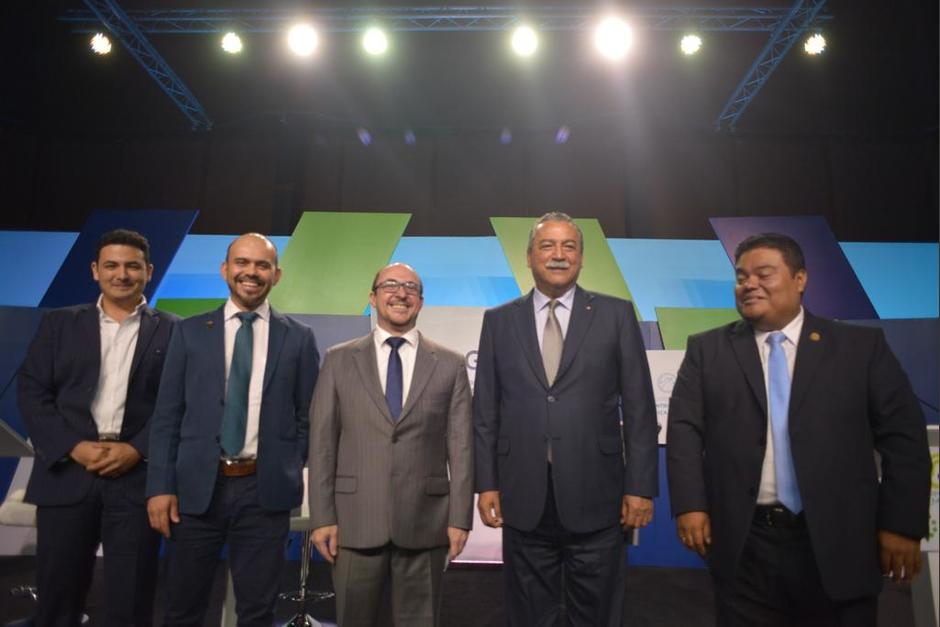 Antes de comenzar, los candidatos fueron convocados a una sala y los organizados les pidieron que dejaran&nbsp;guardados sus teléfonos (Foto: Jesús Alfonso/Soy502)