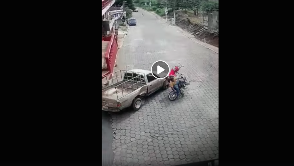 Momento en el que el&nbsp;pickup embiste a una familia en Coatepeque. (Foto: Captura de video)