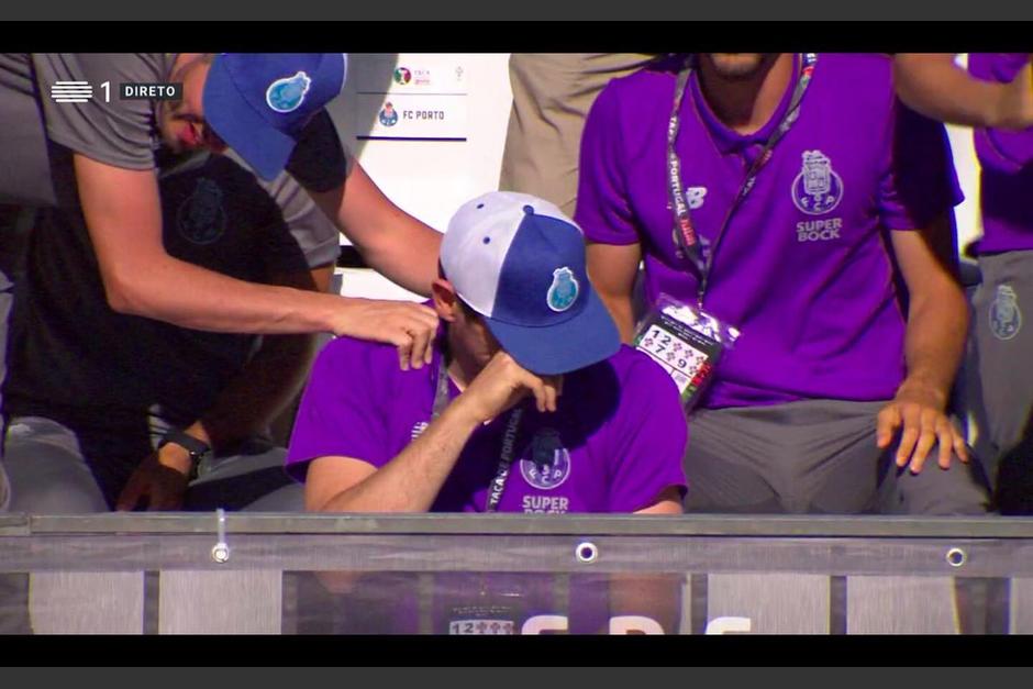 El guardameta se emocion&oacute; y no ocult&oacute; sus l&aacute;grimas ante el cari&ntilde;o de sus compa&ntilde;eros. (Captura Video)