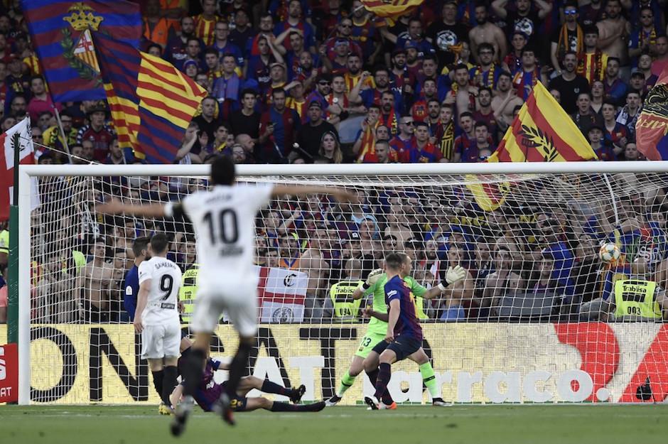 Así se observó el golazo de Kevin Gameiro desde la otra portería. (Foto: AFP)