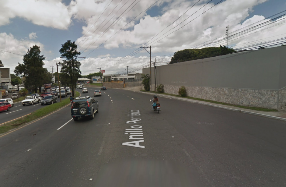 Las autoridades de tr&aacute;nsito desconocen el motivo por el qu&eacute; se abandon&oacute; el carro en esta zona. (Foto: Google Maps)