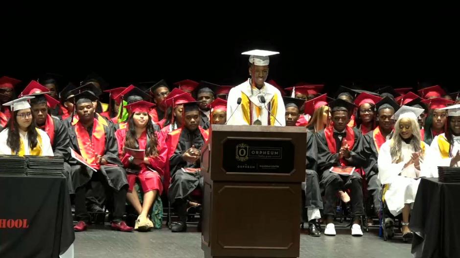 El estudiante ofreci&oacute; un discurso en el que les comparti&oacute; su historia a sus compa&ntilde;eros y los invitados a la ceremonia. (Foto: Fox13 Memphis)&nbsp;