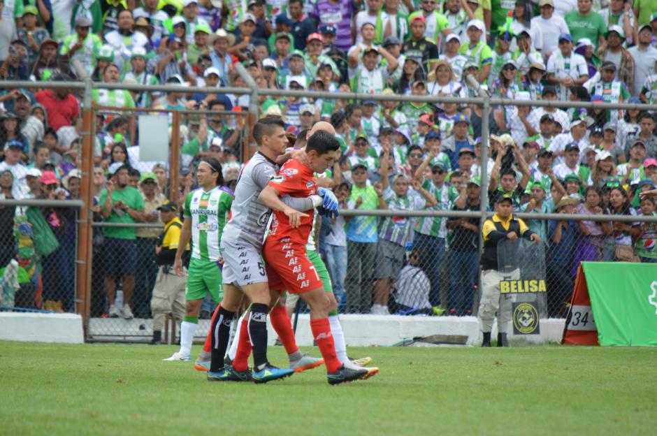 El jugador de Malcateco perdi&oacute; la concentraci&oacute;n y dej&oacute; a su equipo con 10 en la final ante Antigua. (Rudy Mart&iacute;nez/Soy502)