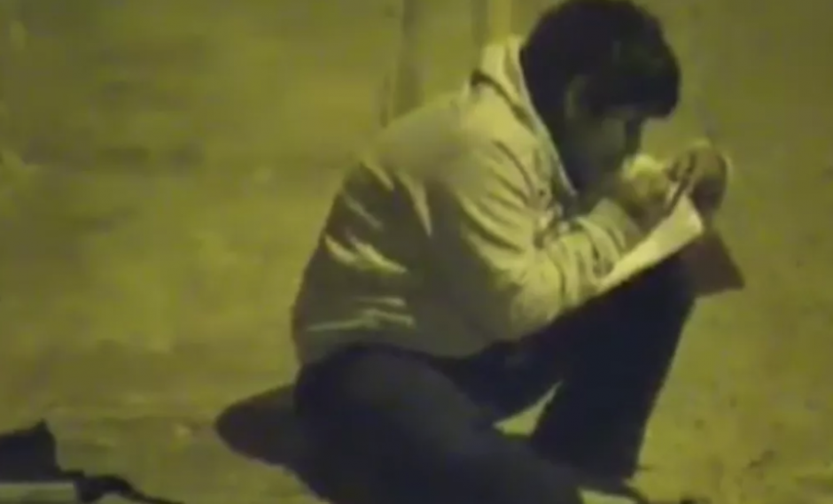 El muchacho no tiene electricidad en casa y va a sitios donde hay alumbrado p&uacute;blico para hacer sus tareas. (Foto: Facebook)