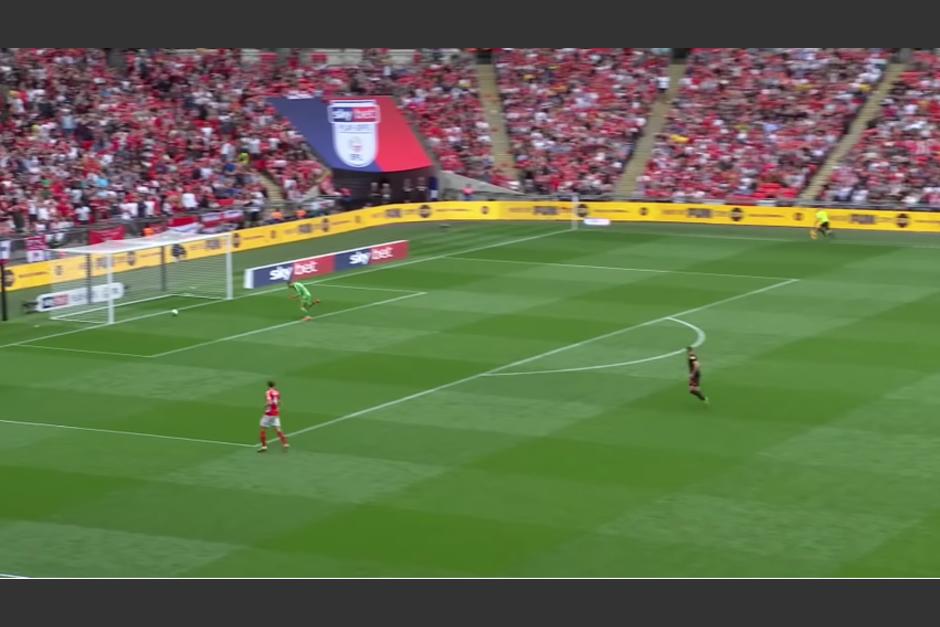 El portero trata de evitar el autogol, pero no pudo llegar a salvar el error. (Captura Video)