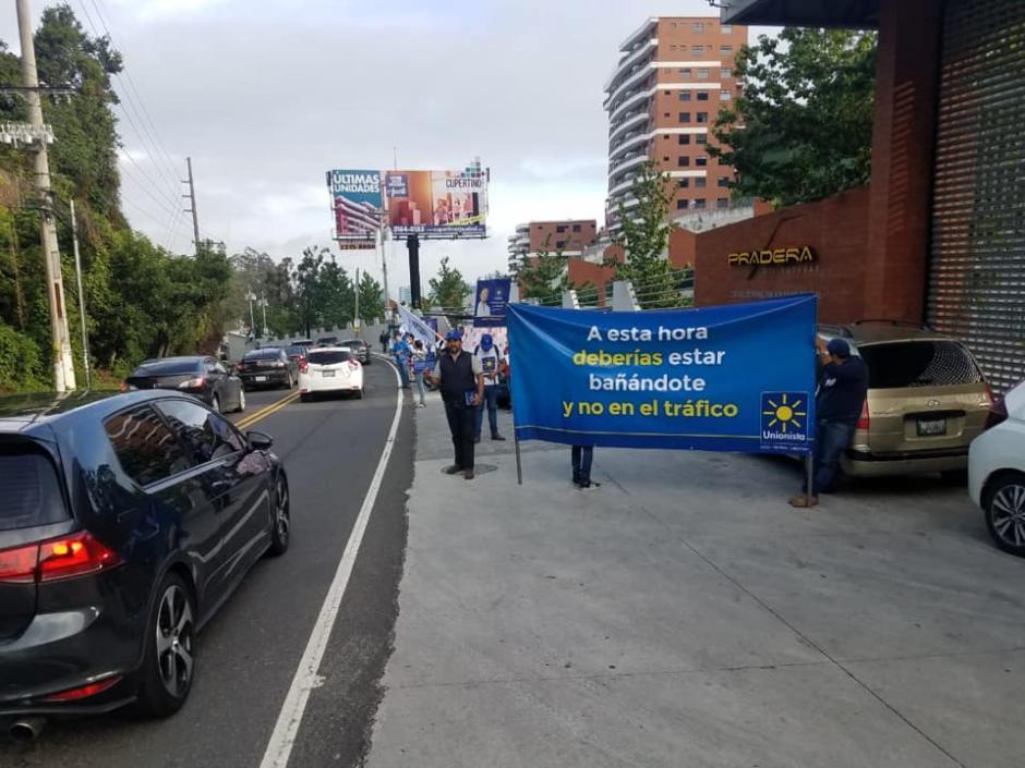 Una fotograf&iacute;a con este mensaje se volvi&oacute; viral en redes sociales. (Foto: Facebook/Sebastian Sierro)&nbsp;