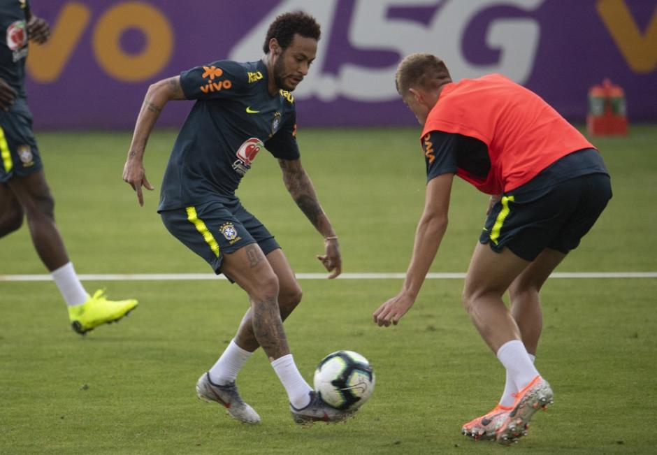 Al jugador de Brasil no le gust&oacute; para nada que le hicieran esa jugada. (Foto: AFP)&nbsp;
