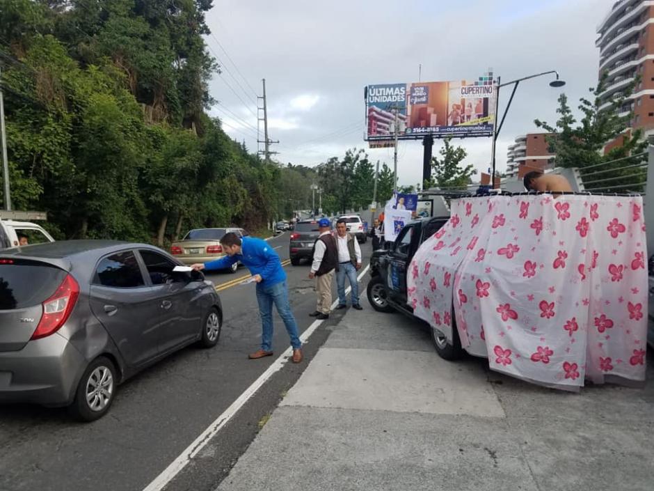 El político buscaba llamar la atención de los automovilistas con el automóvil con ducha. (Foto: Sebastián Siero/Facebook)
