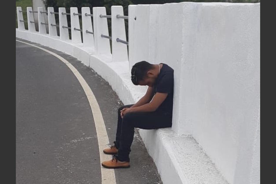 La PMT no logr&oacute; despertar al ebrio. (Foto: Municipalidad de Mixco)