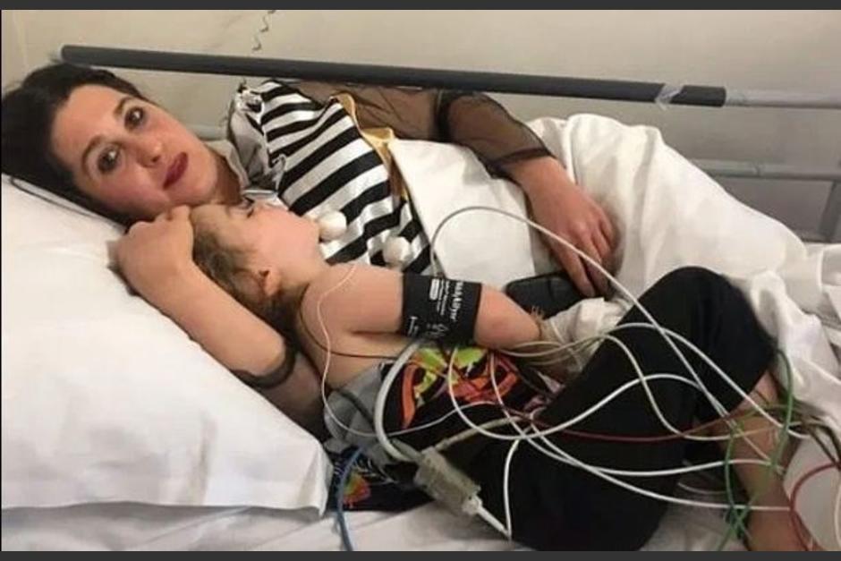 La peque&ntilde;a permanece hospitalizada hasta que su recuperaci&oacute;n sea satisfactoria. (Foto: Mirror)