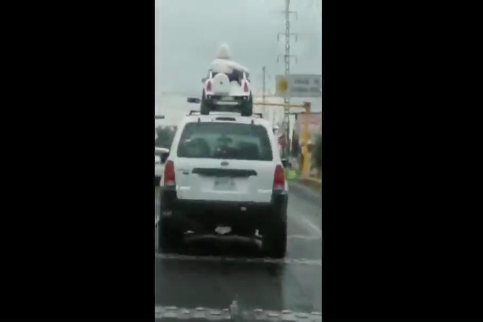 La grabaci&oacute;n muestra a uno de los menores abrazando a otro a bordo del carrito el&eacute;ctrico (Foto: captura de pantalla)