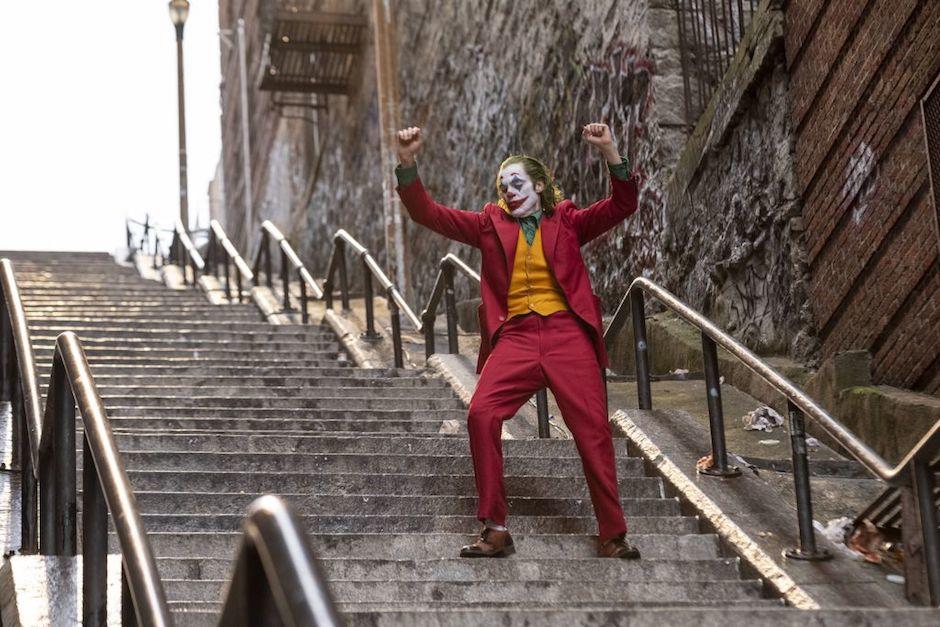 La ic&oacute;nica escena del "Joker", donde Arthur Fleck baja bailando unas escaleras, ha sido imitada por varios fan&aacute;ticos alrededor del mundo (Foto: cinema)